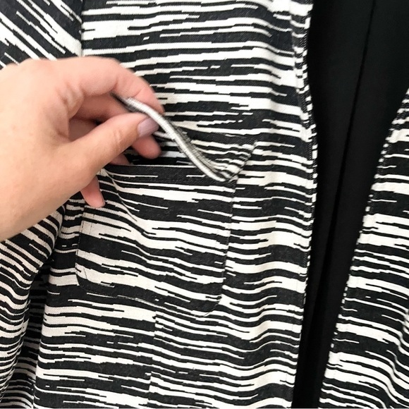 Chico’s Womens Blazer Jacket Black & White Printed Size 1 (8) Open Front Stretch - Picture 3 of 6